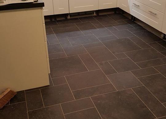 Slate-Effect Random Tile Pattern by Karndean.